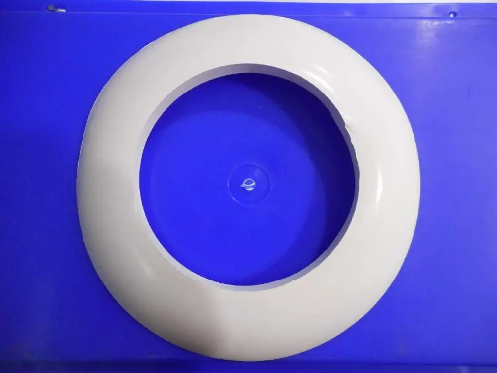 Weißer runder Kunststoffring auf blauem Hintergrund, möglicherweise eine Rosette oder ähnliches Element, zugeordnet zur Marke Remeha.